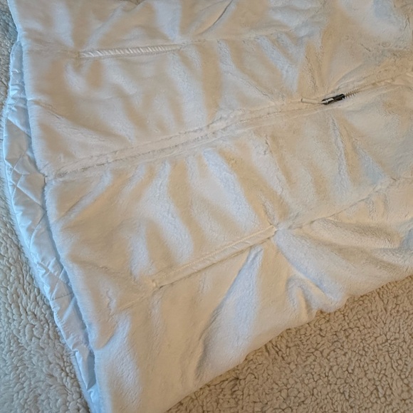 The North Face Women's White Quilted Vest - Picture 9 of 10